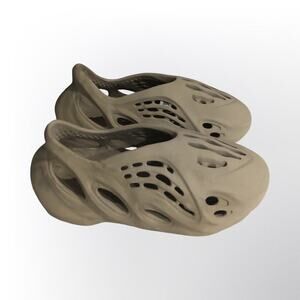 Yeezy Foam Runner Size 6 ( Women’s 7 )